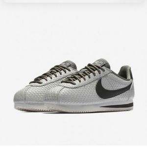 **SOLD** Womens Nike Classic Cortez SE / Pewter